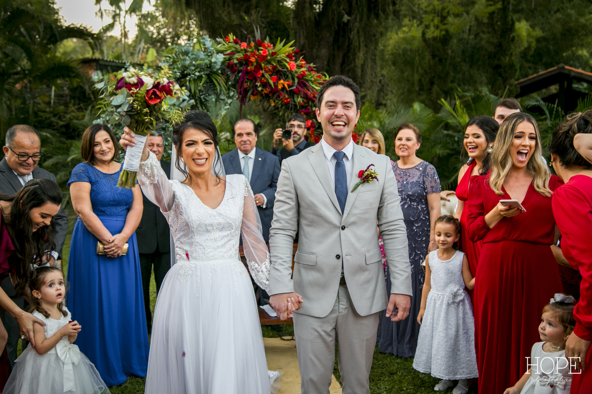 chuva de flores - vila inglesa - fotografo de niterói - casamento de dia