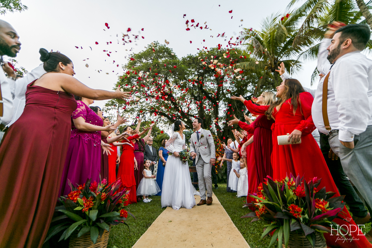 chuva de flores - vila inglesa - fotografo de niterói - casamento de dia