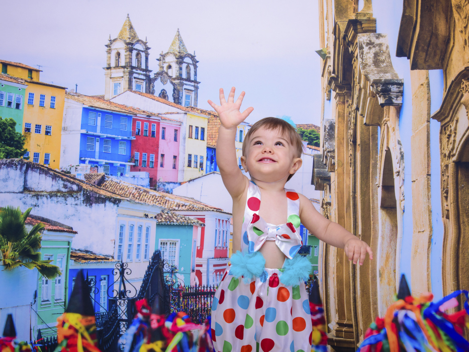 Sessão Carnaval, cores, serpentina, bloco de rua, confete, palhaço, bolas coloridas, tule, diversão..