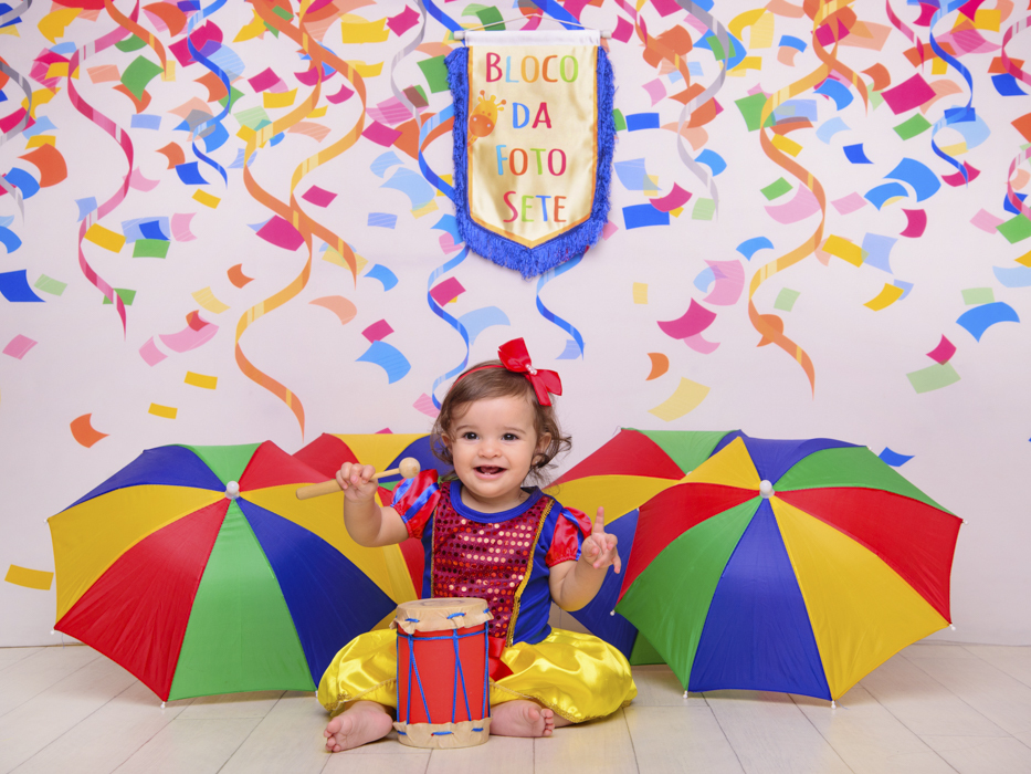 Sessão Carnaval, cores, serpentina, guarda chuva, bloco de rua, confete, branca de neve, laço, tambor.