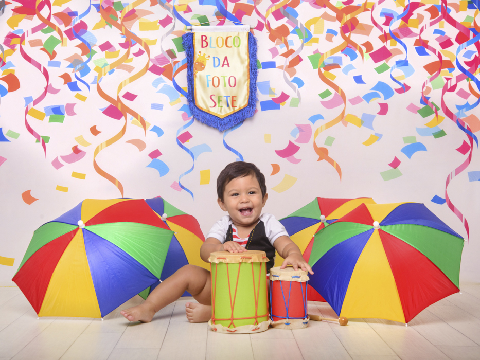 Sessão Carnaval, cores, serpentina, guarda chuva, bloco de rua, confete, tambor, música, alegria, risadas.
