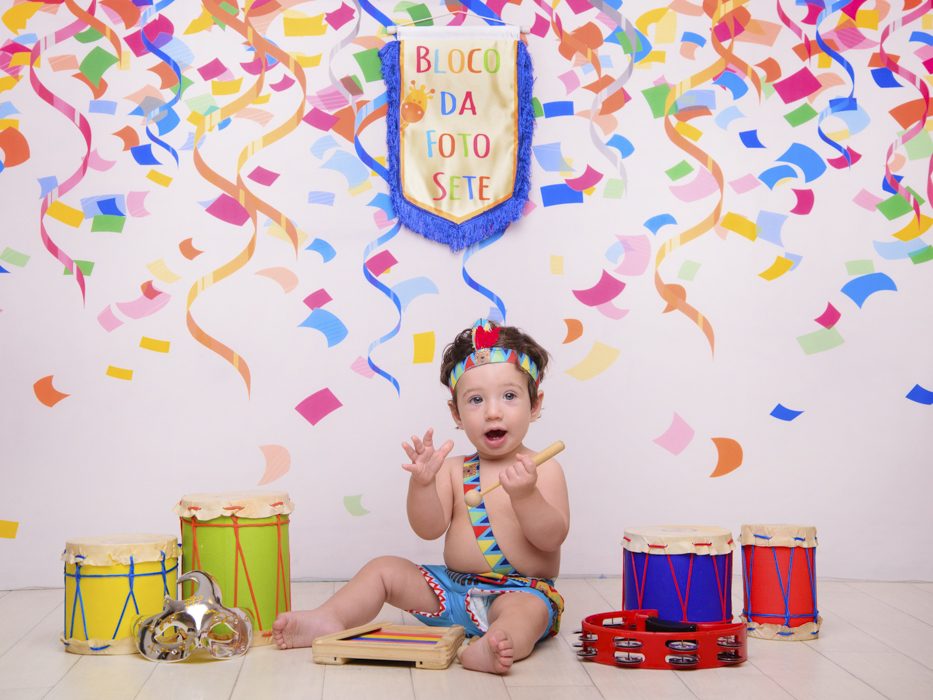 Sessão Carnaval, cores, serpentina, guarda chuva, confete, índio,  tambor, cocar, penas, pandeiro.