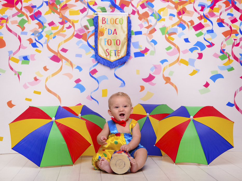 Sessão Carnaval, cores, serpentina, guarda chuva, bloco de rua, confete, palhaço, gravata, tambor.