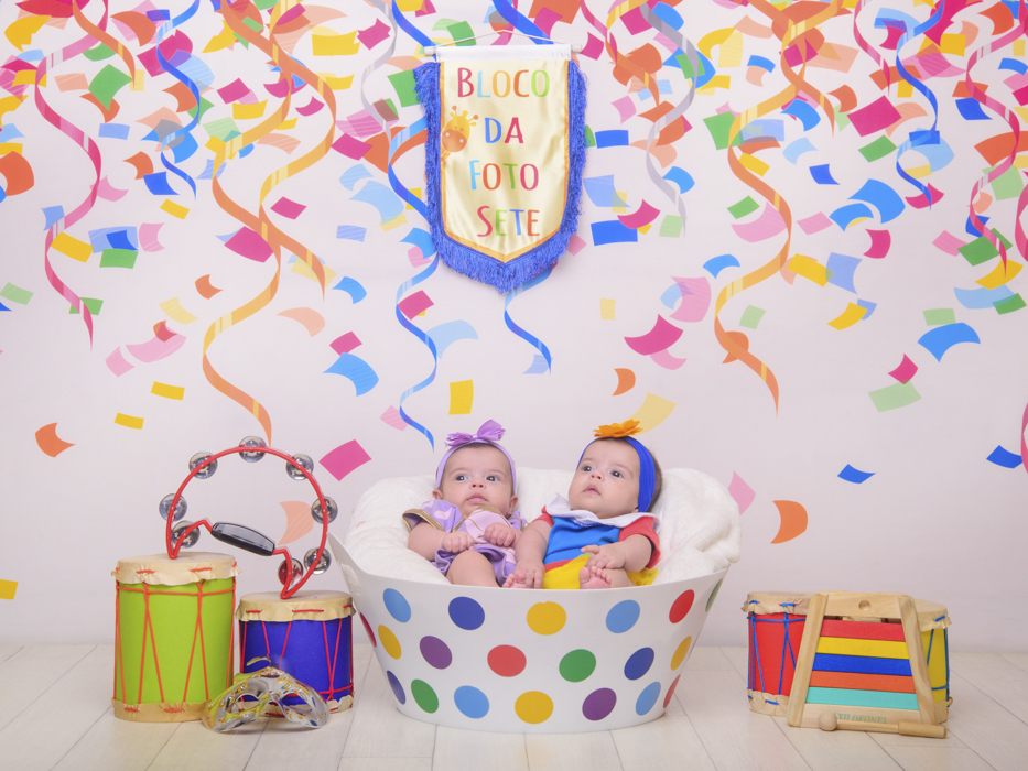 Sessão Carnaval, cores, serpentina, bolas coloridas, bloco de rua, confete, gemeas, laços, instrumentos, música, barulho.