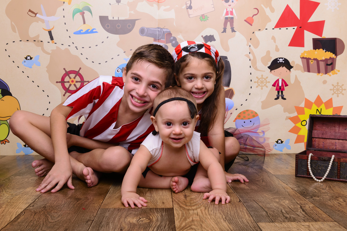 Sessão Carnaval, cores, serpentina, guarda chuva, bloco de rua, confete, árabe, Aladin, tambor, pandeiro. Piratas