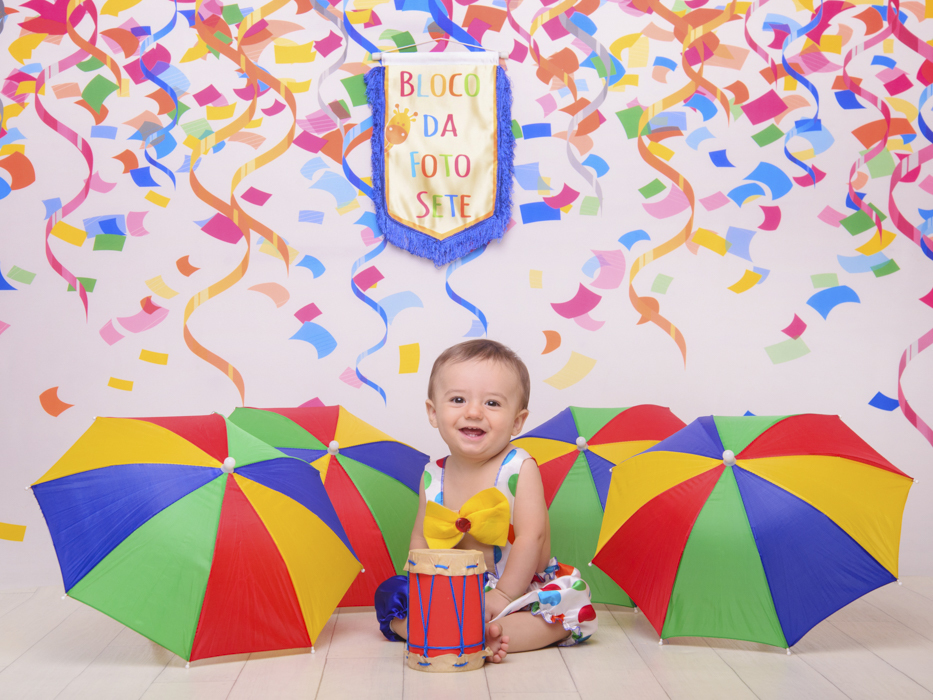 Sessão Carnaval, cores, serpentina, guarda chuva, bloco de rua, confete, palhaço, tambor, gravata, laço.