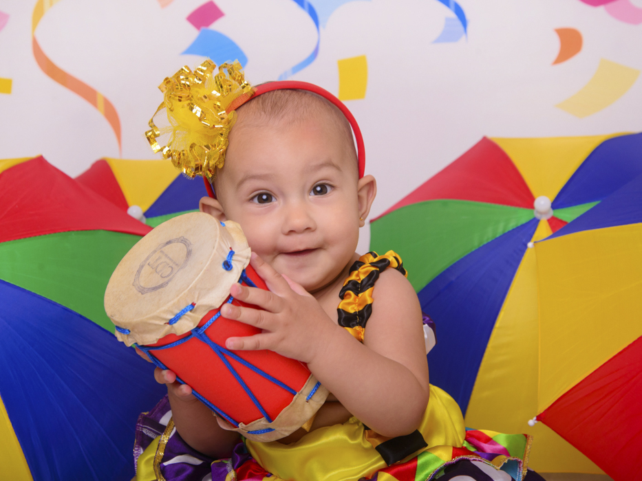 Sessão Carnaval, cores, serpentina, guarda chuva, confete, tambor, abelha, bagunça,