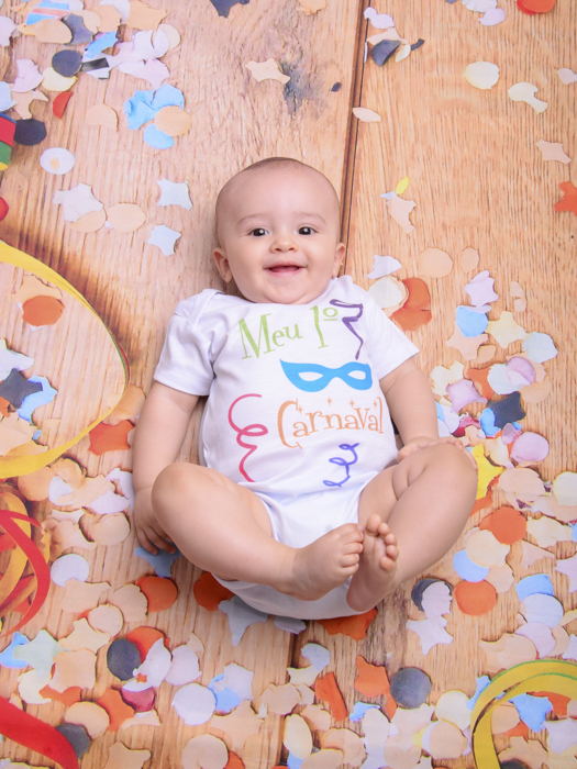 Sessão Carnaval, cores, serpentina, confete, máscara, body, bebê sorridente, alegria.