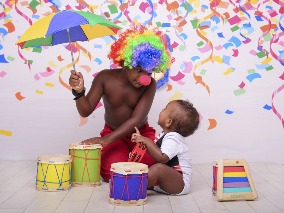 Sessão Carnaval, cores, serpentina, guarda chuva, confete, palhaço,  tambor, peruca, irmãos, pandeiro, música, som.