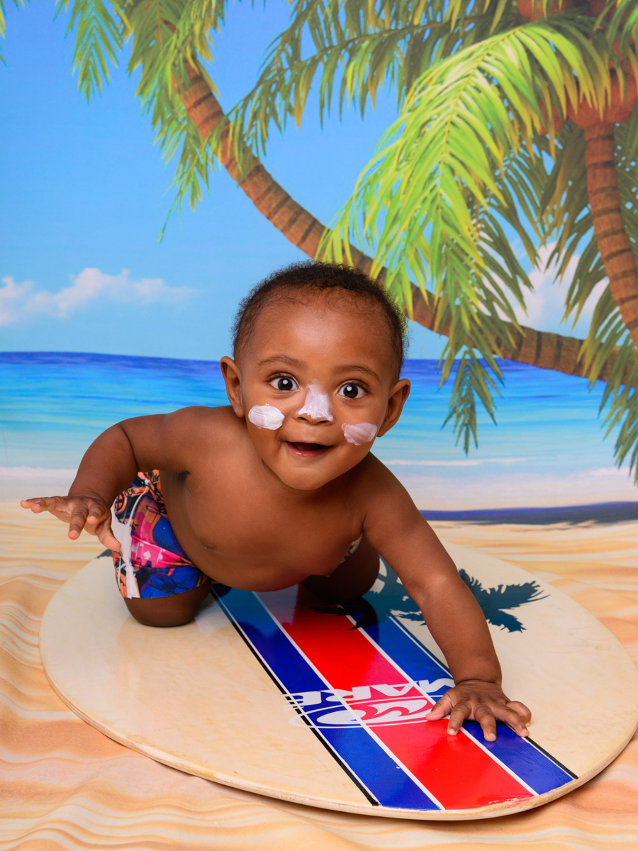 Sessão Verão, prancha, mar, água, surfista, coqueiro, areia, ondas, praia, protetor solar, bermuda, bebê negro.