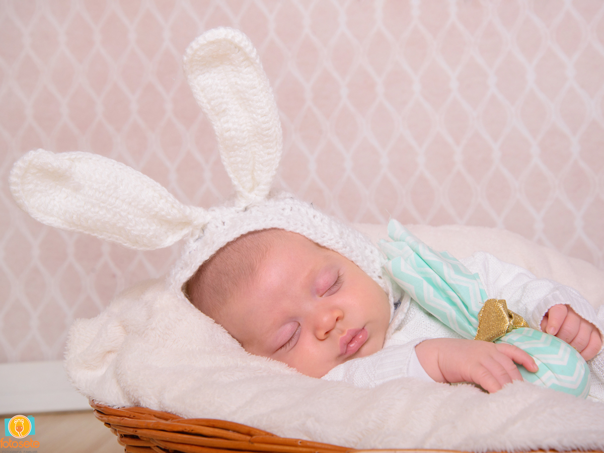 Sessão de Páscoa, coelhinho, ovos de páscoa, bebê com sono, calmaria.