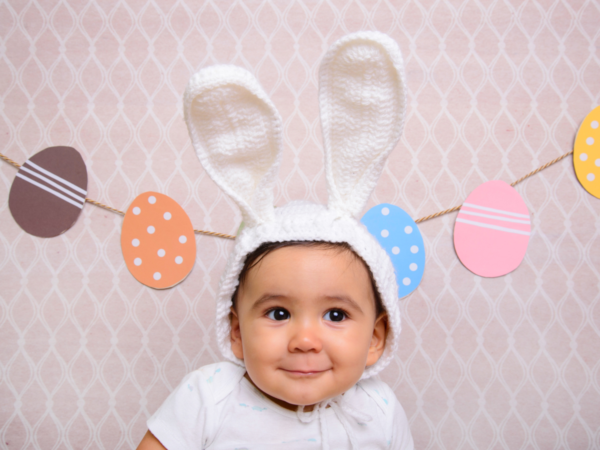 Sessão de Páscoa, coelhinho, ovos de páscoa, bebê desconfiado.