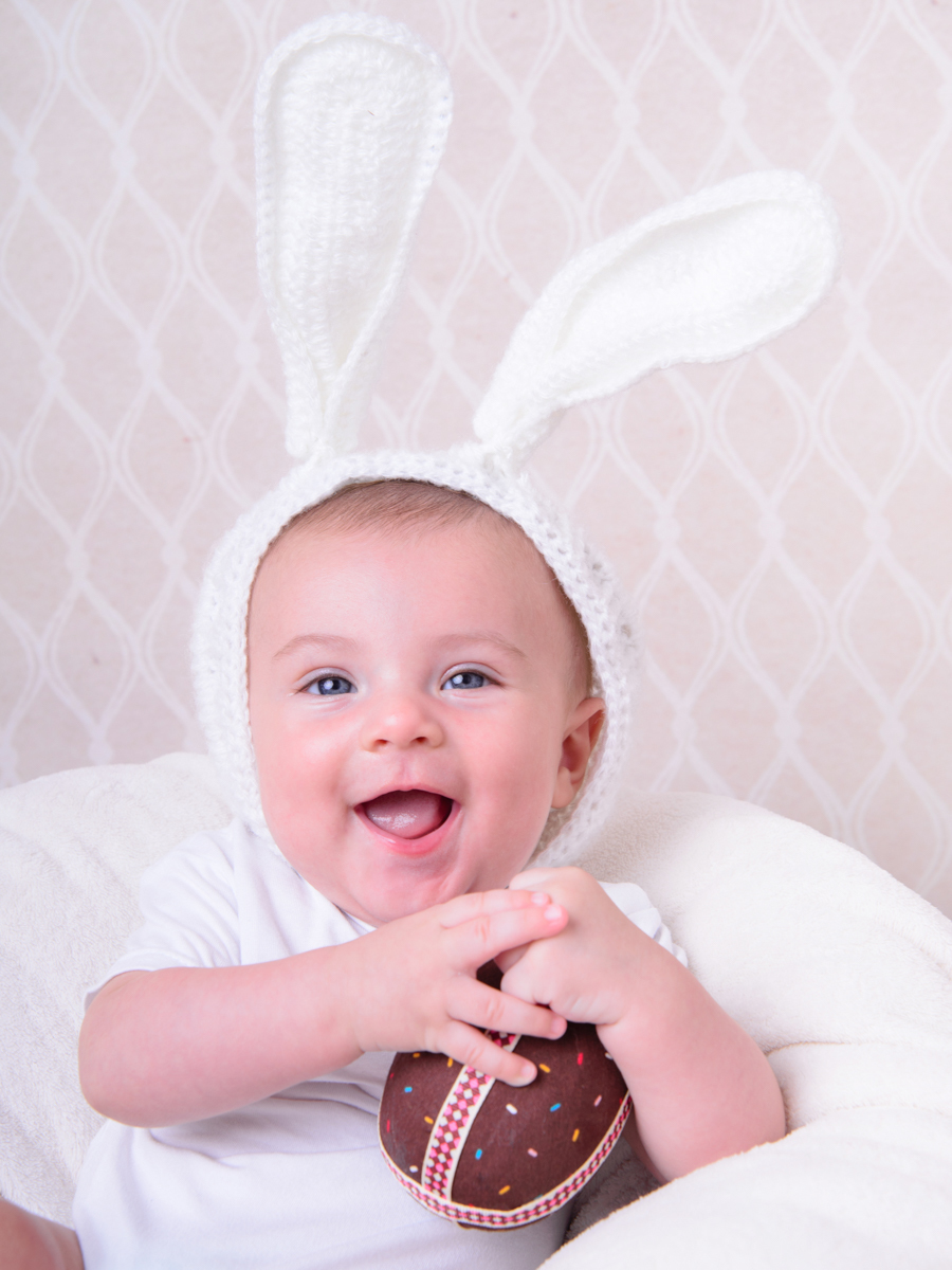 Sessão de Páscoa, coelhinho, felicidade, bebê risonho.