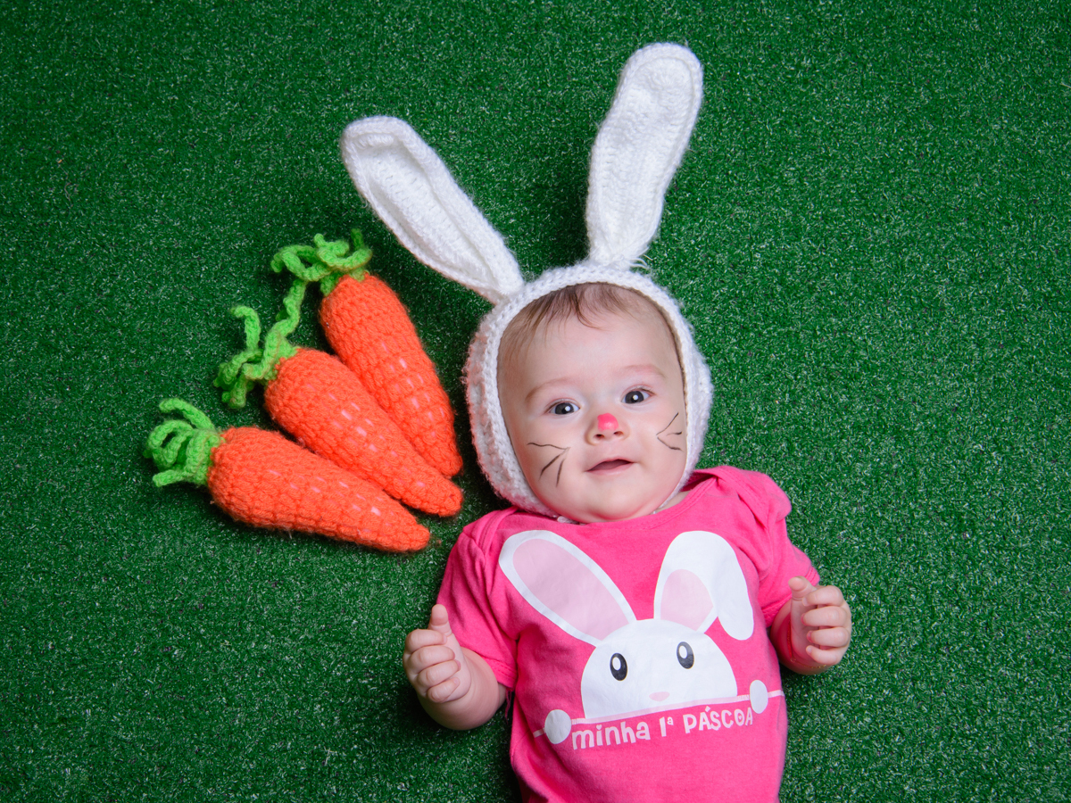 Sessão de Páscoa, coelhinho, cenouras, orelhas de coelho, gramado, bebê fofo.