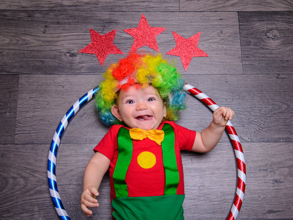 sessão circo, cores, gravata, bambolê, suspensório, estrelas, camisa vermelha, felicidade.