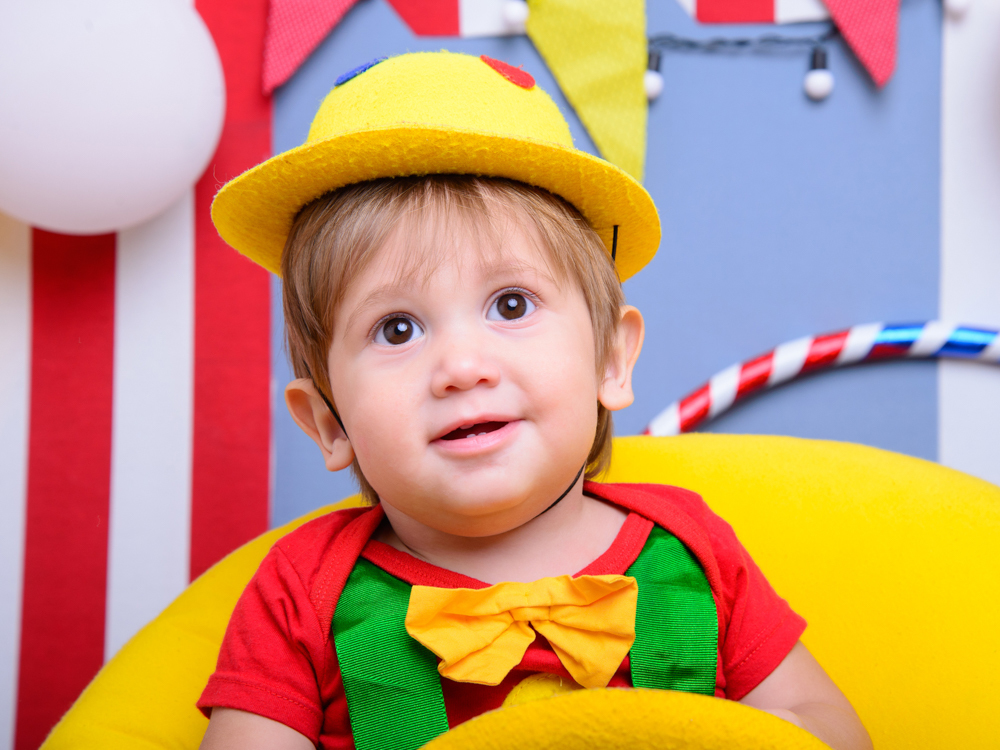 sessão circo, cores, gravata, bambolê, suspensório, bebê loiro.