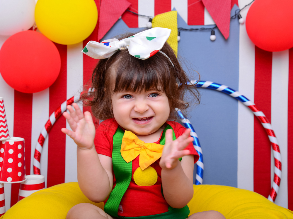 sessão circo, palhaço, cores, bambolê, palmas, laço, bolas coloridas, almofada, copos.