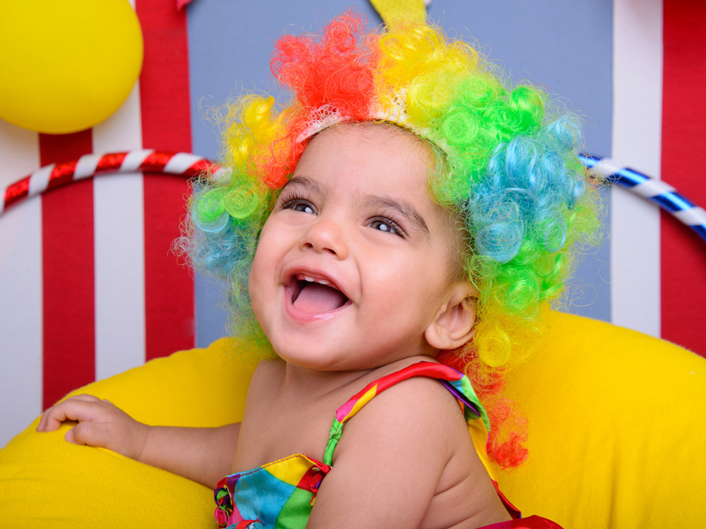 sessão circo, cores, peruca colorida, bebê feliz.