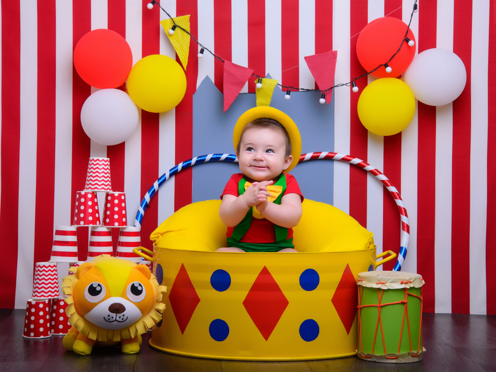 sessão circo, cores, gravata, bambolê, leão, tambor, chapéu, copos, balão, bolas coloridas .