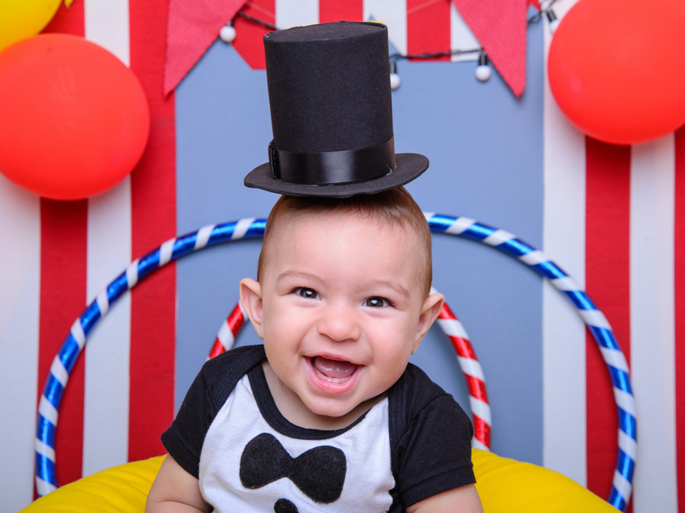 sessão circo, balão vermelho, bambolê, magia, diversão, encanto, fantasia.