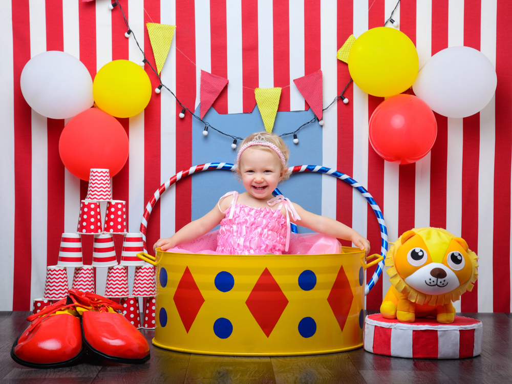 sessão circo, cores, bambolê, leão, sapato, palhaço, copos, balão, bolas coloridas, bandeirinhas, listras, tambor.