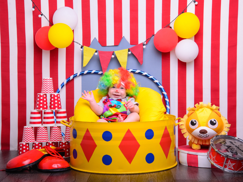 sessão circo, cores, bambolê, leão, sapato, palhaço, copos, balão, bolas coloridas, peruca colorida, risada.