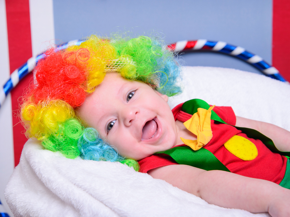 sessão circo, cores, gravata, bambolê,  palhaço, brincadeiras, peruca.