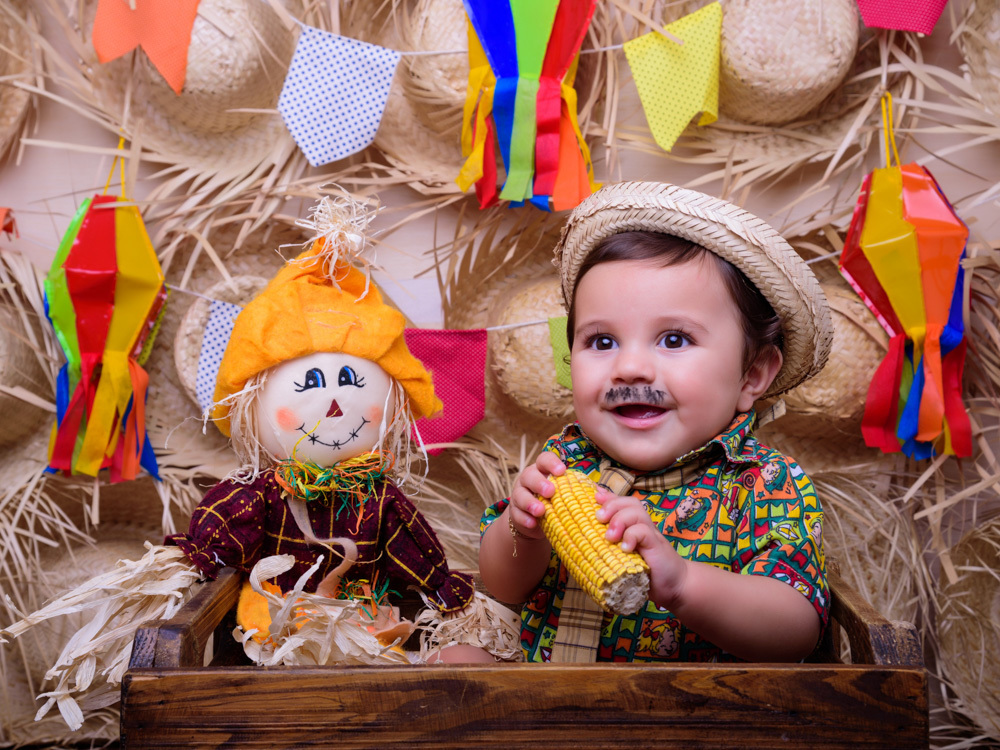 Sessão Festa Junina, caipira, balão, milho, espantalho, bigode, xadrez.