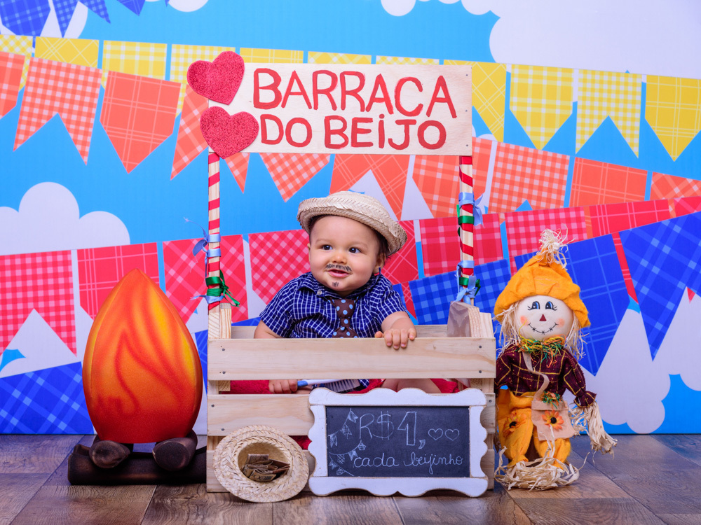 Sessão Festa Junina, caipira, espantalho, bandeirinhas, fogueira, fogo, barraca do beijo, coração.