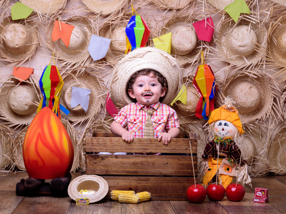 Sessão Festa Junina, balão, maçã do amor, chapéu, milho, fogo, caixa de madeira, espantalho, bandeirinhas, gravata, palha.