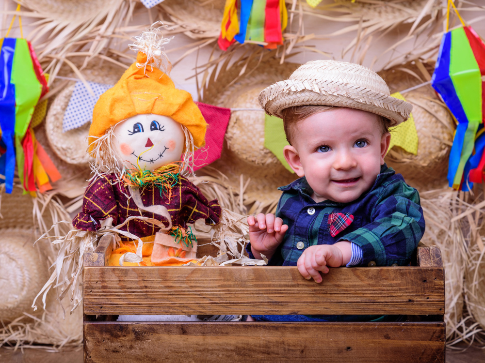 Sessão Festa Junina, caixa de madeira, espantalho, bandeirinhas, gravata, chapéu de palha.