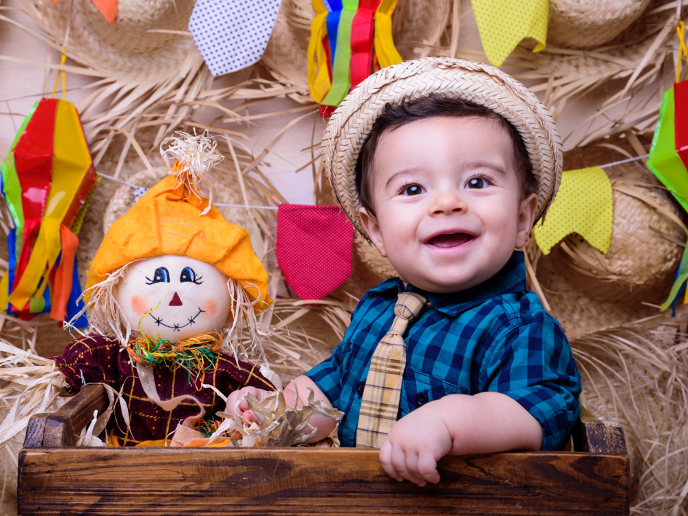 Sessão Festa Junina, caixa de madeira, espantalho, bandeirinhas, gravata, xadrez, balão, São João.