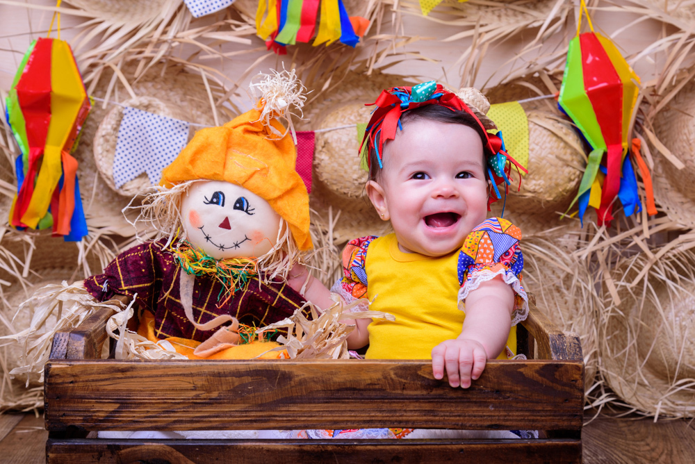 Sessão Festa Junina, caixa de madeira, espantalho, chapéu de palha, vestido, retalho, xadrez, Sessão Festa Junina, caixa de madeira, espantalho, bandeirinhas, gravata, chapéu de palha.renda.