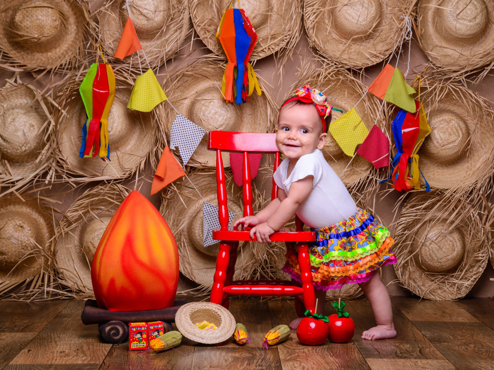 Sessão Festa Junina, cadeira, bandeirinhas, chapéu de palha, saia, laço, charme.