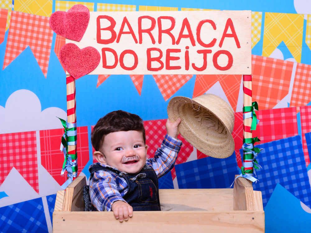 Sessão Festa Junina, caixa de madeira, bandeirinhas, chapéu de palha, bebê cabeludo, xadrez, amor, beijo, coração.