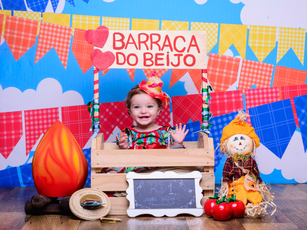 Sessão Festa Junina, caixa de madeira, bandeirinhas, chapéu de palha, vestido, xadrez, amor, barraca do beijo, coração.