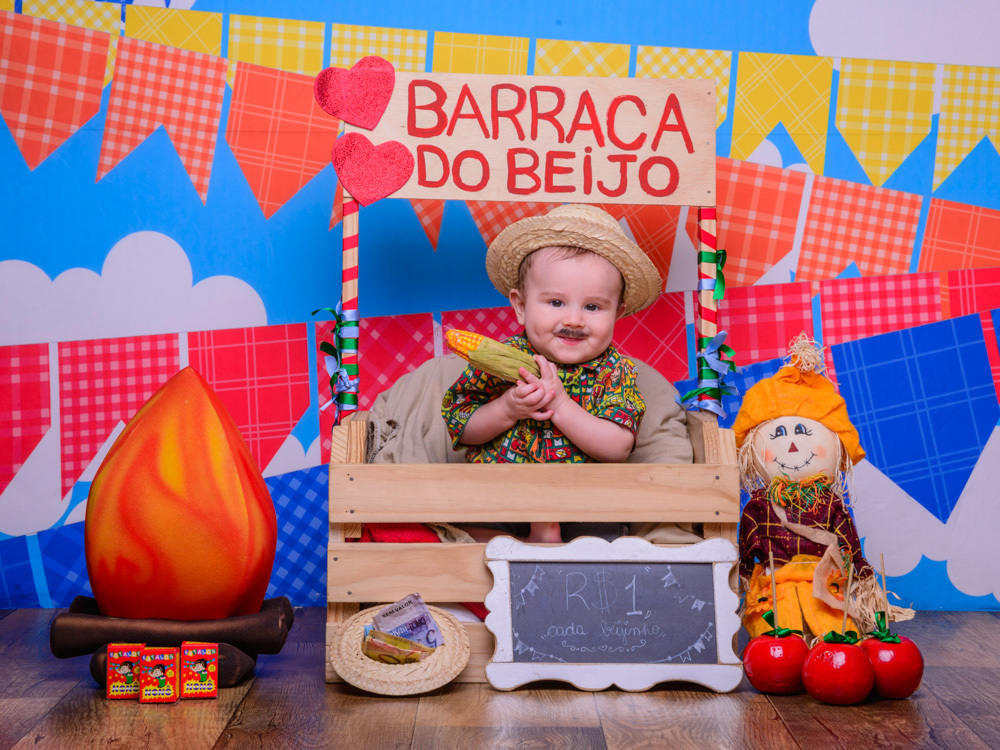 Sessão Festa Junina, caixa de madeira, bandeirinhas, chapéu de palha, xadrez, amor, beijo, fogueira.Sessão Festa Junina, caixa de madeira, bandeirinhas, chapéu de palha, bebê cabeludo, xadrez, amor, beijo, coração.