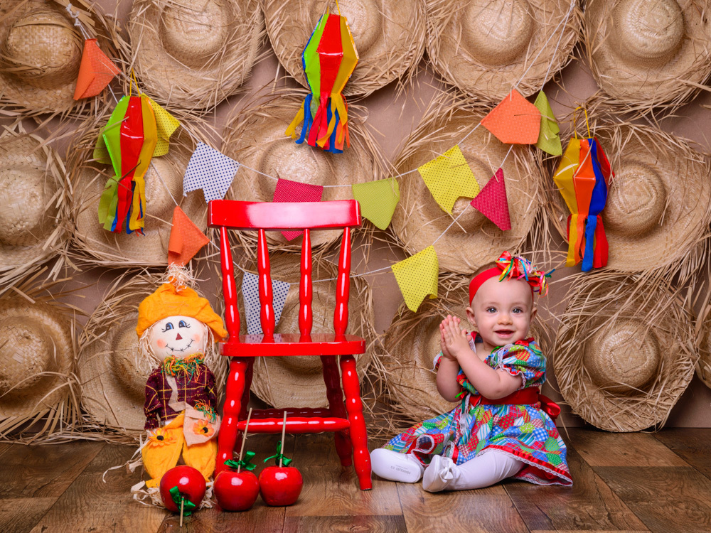 Sessão Festa Junina, cadeira, bandeirinhas, chapéu de palha, vestido florido, laço, palminhas, espantalho.Sessão Festa Junina, cadeira, bandeirinhas, chapéu de palha, saia, laço, charme.