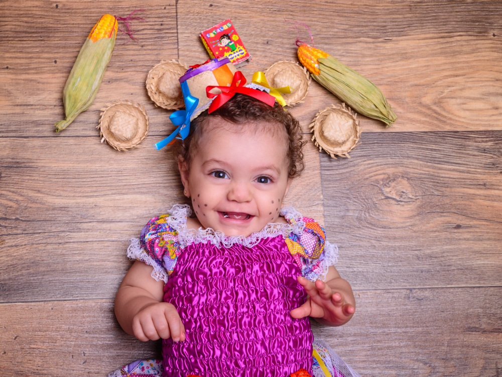 Sessão Festa Junina, caipira, chapéu de palha, milho, vestido.