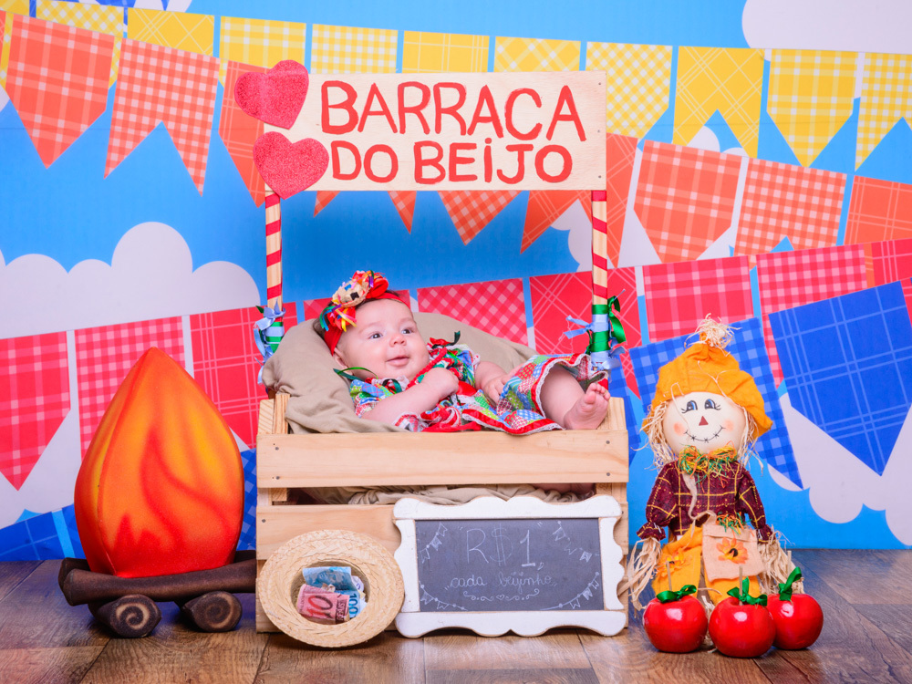 Sessão Festa Junina, caixa de madeira, bandeirinhas, xadrez, barraca do beijo, coração, flores.