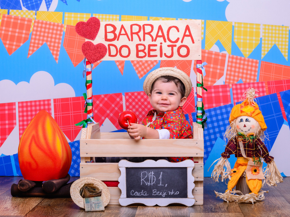 Sessão Festa Junina, caixa de madeira, bandeirinhas, xadrez, barraca do beijo, coração, flores, amor, fogueira.