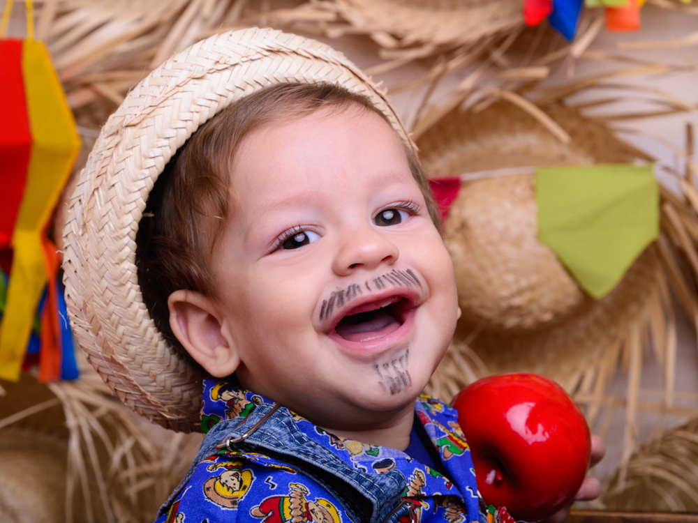 Sessão Festa Junina, bandeirinhas, bigode, chapéu de palha, maçã do amor.