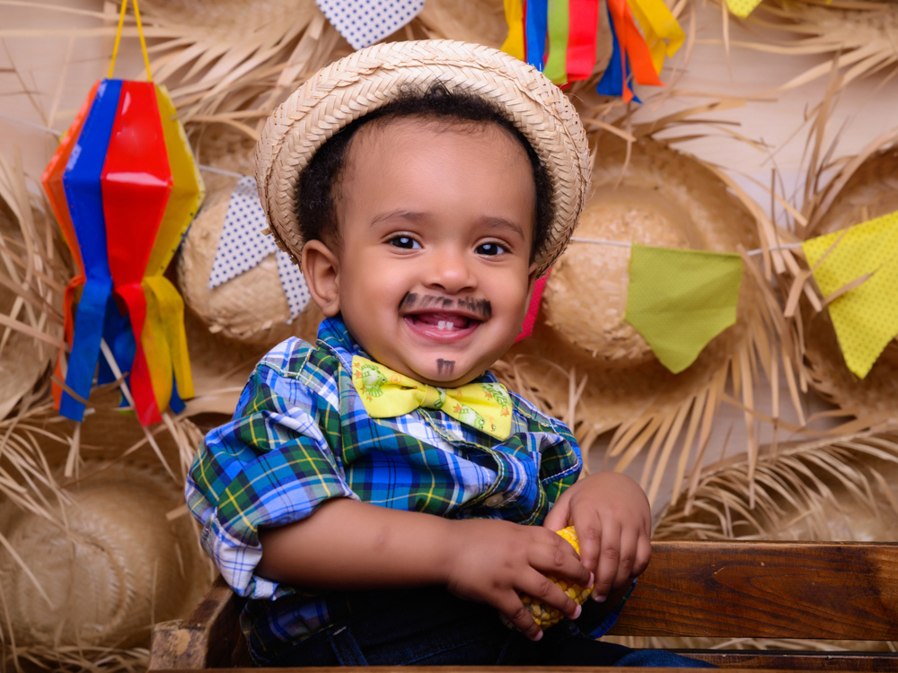 Sessão Festa Junina, caixa de madeira, bandeirinhas, xadrez, dentes, balão, felicidade.