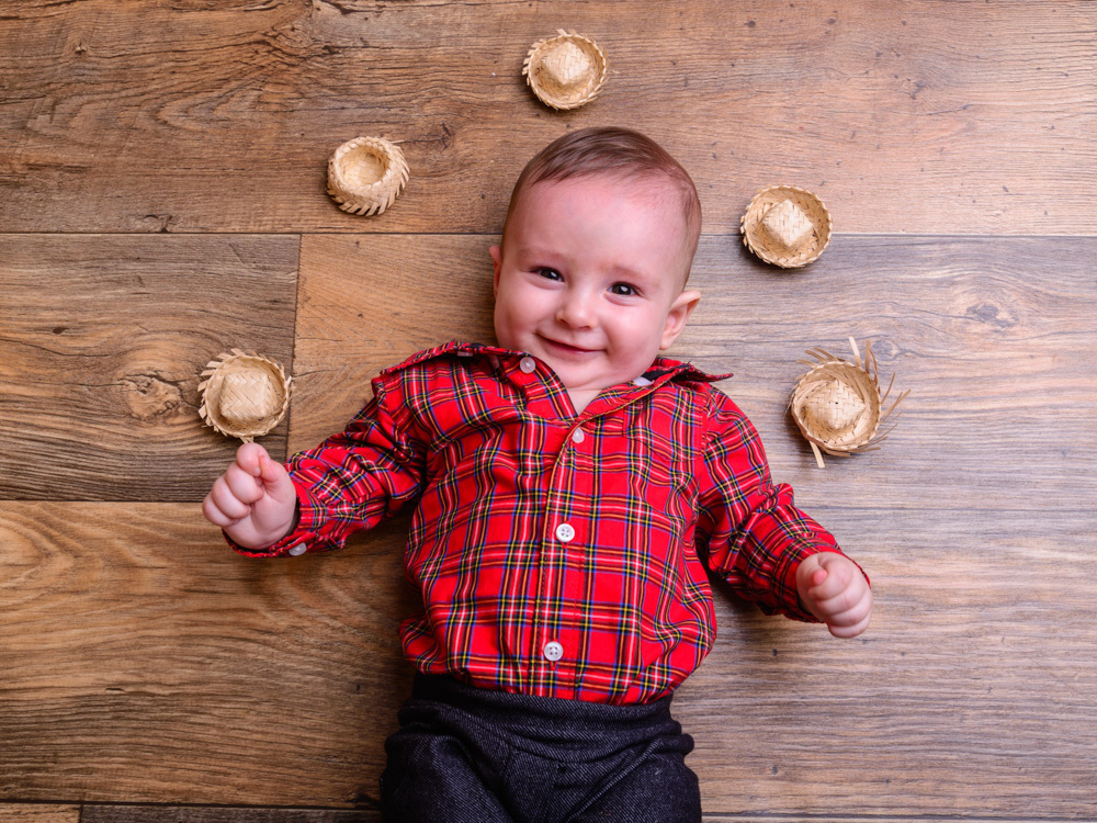 Sessão Festa Junina, xadrez, bebê risonho, chapéu de palha.