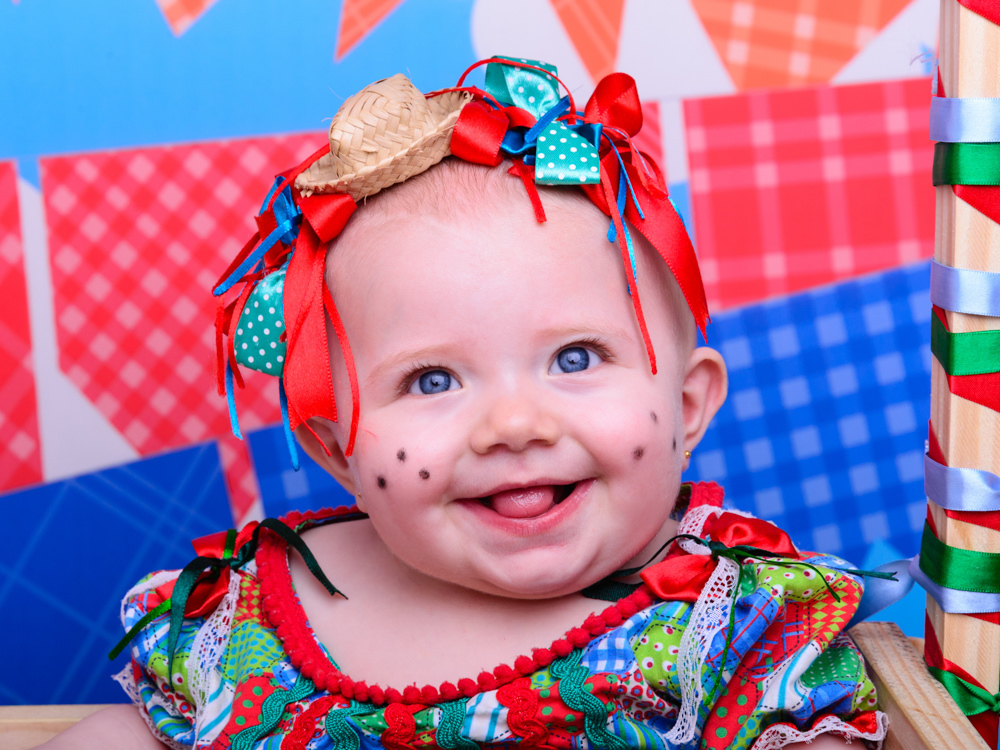 Sessão Festa Junina, chapéu de palha, pintinhas, olhos azuis, fofura.