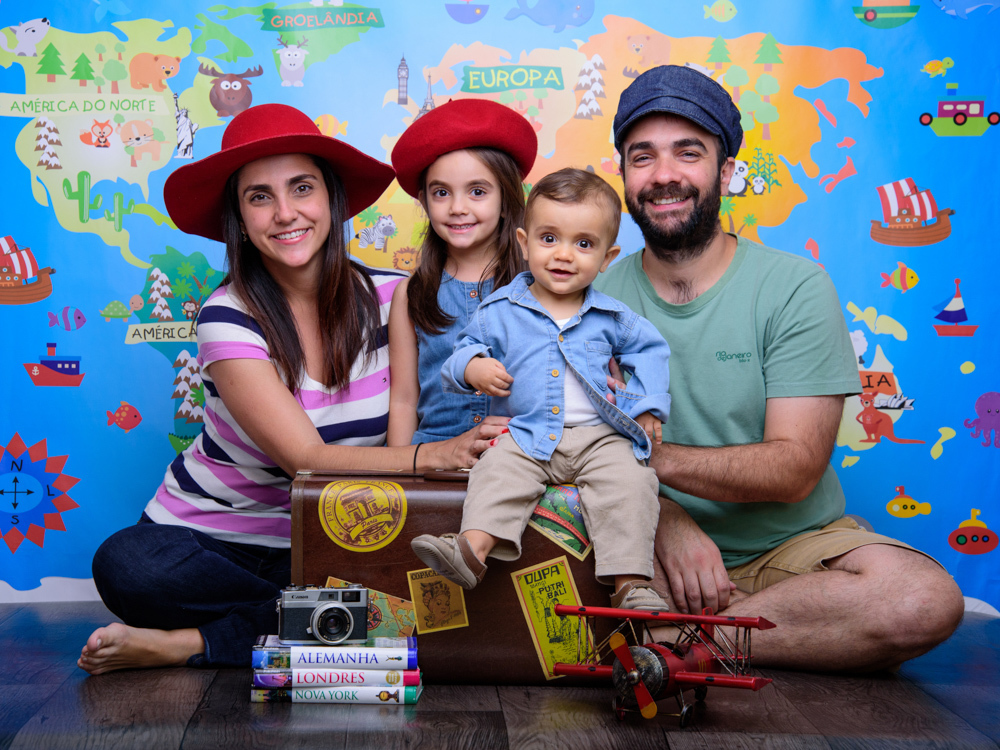 Sessão Volta ao Mundo, avião, destinos, países, continentes, mapa, câmera, navio, mala, livros, turistas, chapéu.