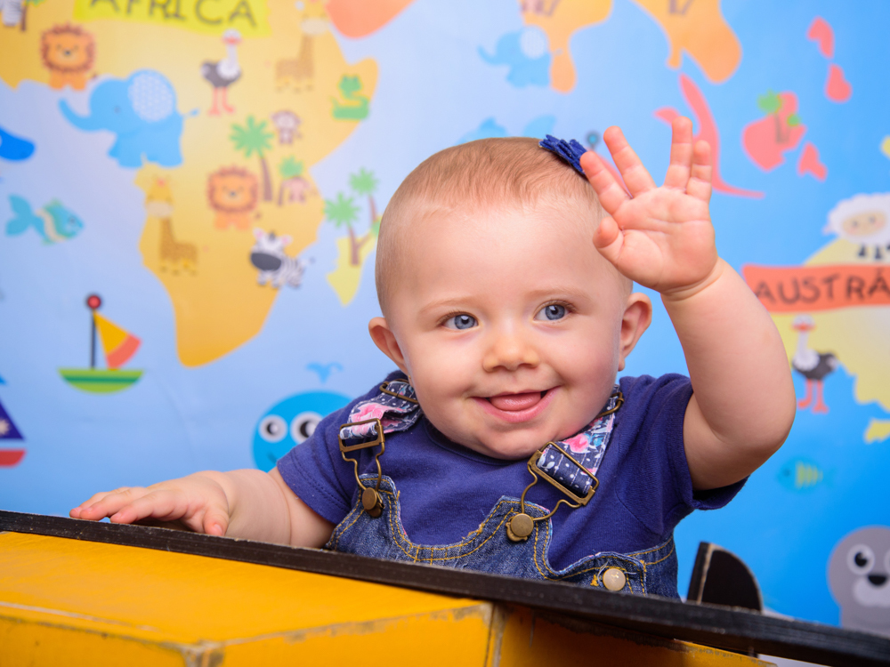 Sessão Volta ao Mundo, avião, destinos, países, continentes, distância, mapa, olhos azuis, tchau, abanar, sorridente.