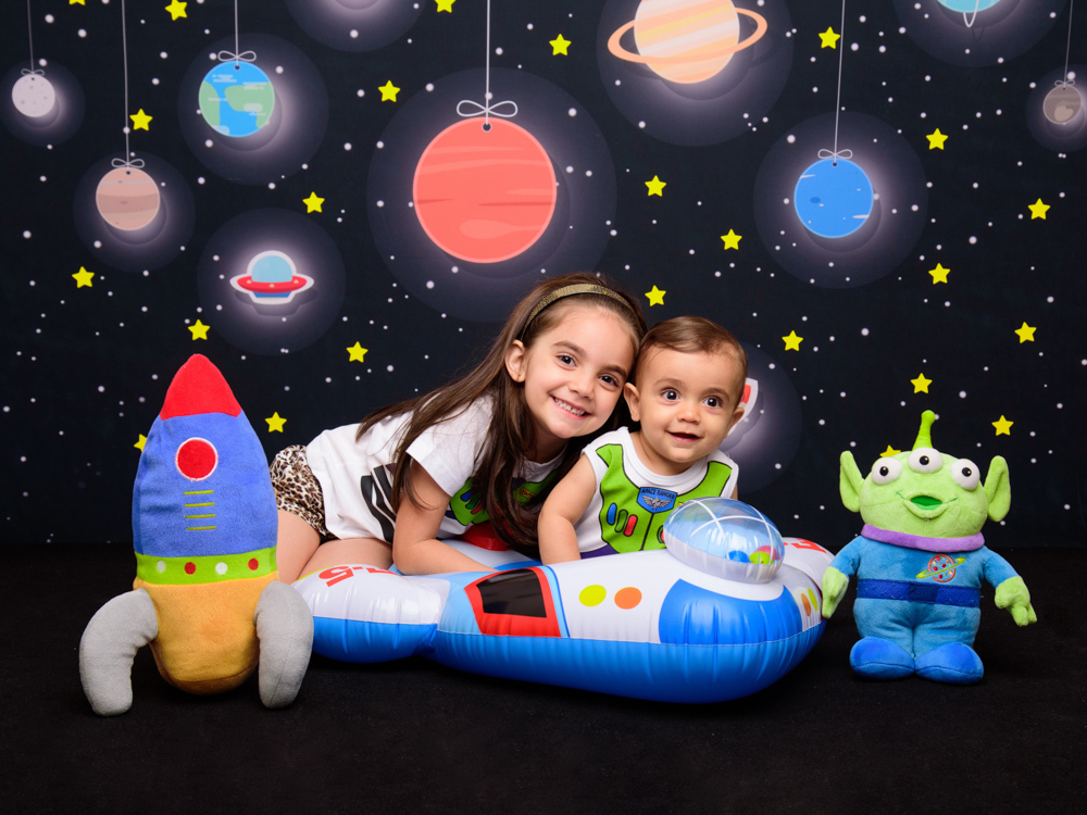 Sessão Aventura no Espaço, planetas, lua, alienígenas,  foguete, anéis, irmãos.