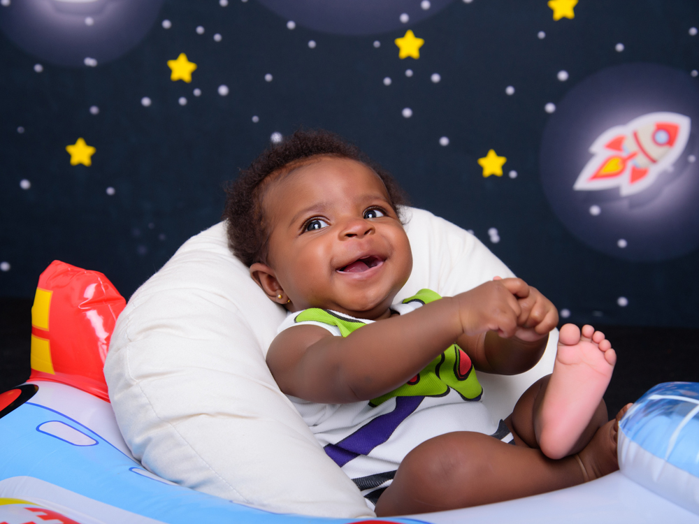 Sessão Aventura no Espaço, estrelas, foguete, almofada, bebê feliz, aeronave.