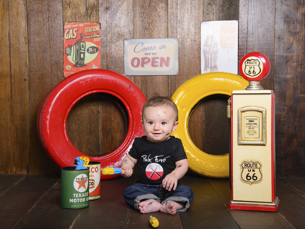 Sessão Retrô, pneus, graxa, sujeira, rota 66, mecânico, oficina. Sessão infantil laço